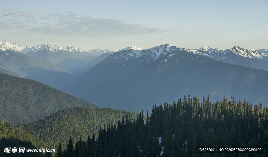 山峦林海间的壮丽风光