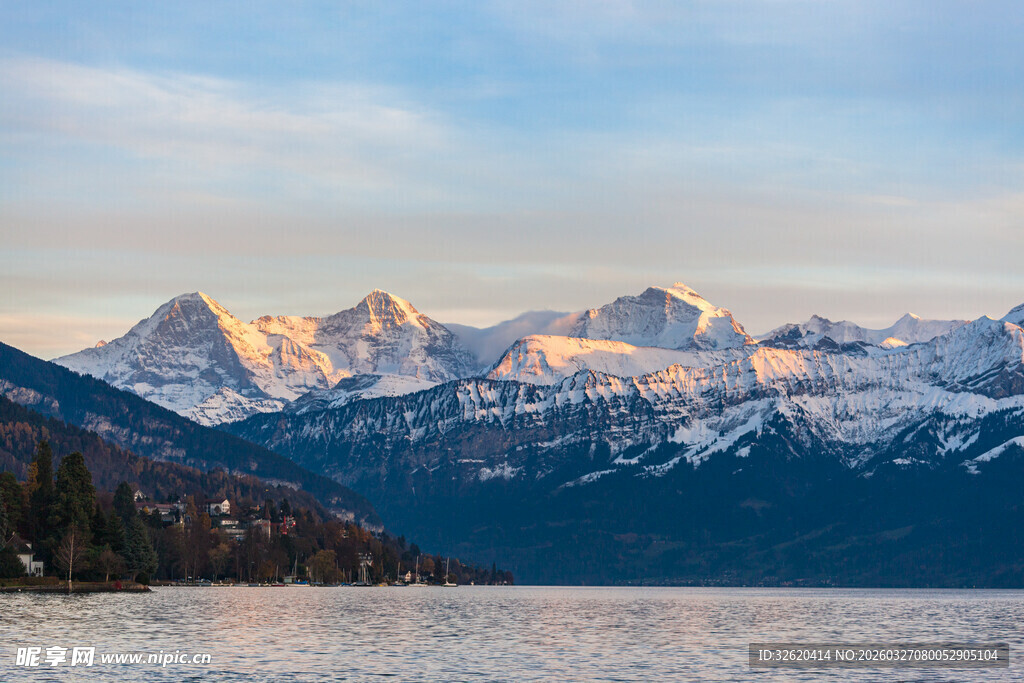 雪山映湖的壮丽自然景观