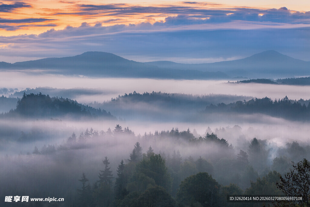 山间晨雾缭绕的壮美景色