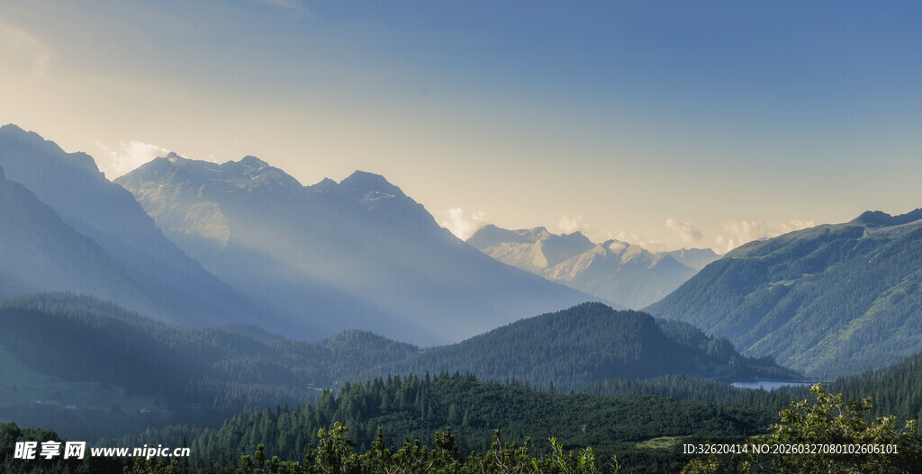 壮丽山峦与林间晨光