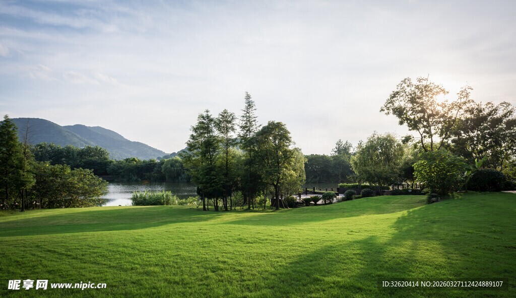 湖畔绿野风光
