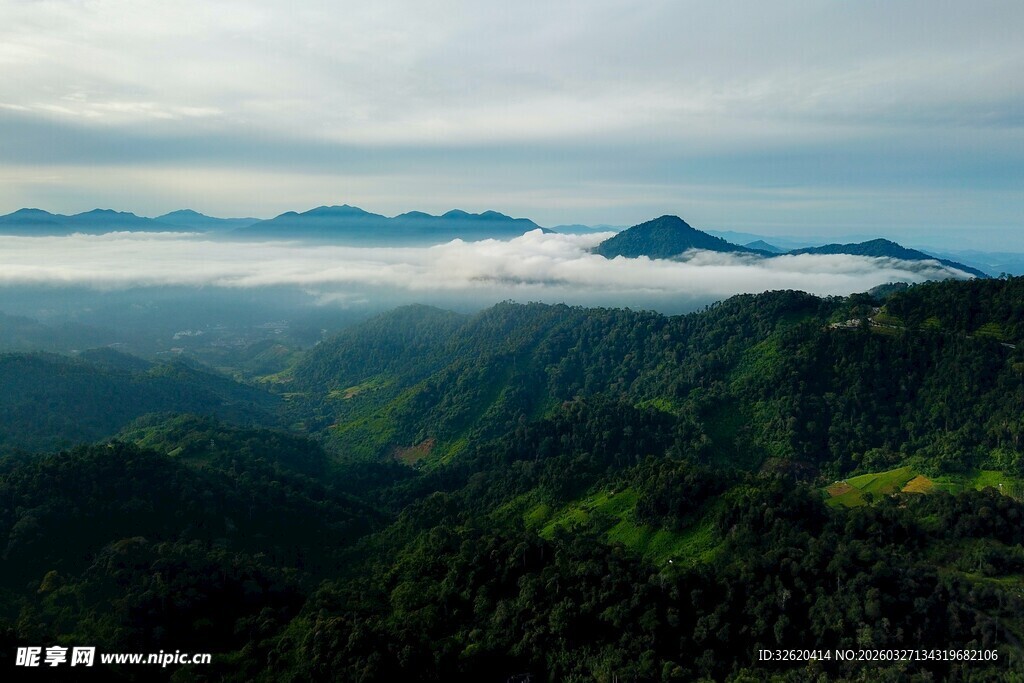 山间云海环绕的翠绿山峦