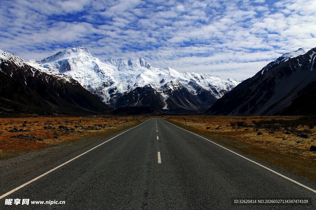 雪山下的公路美景