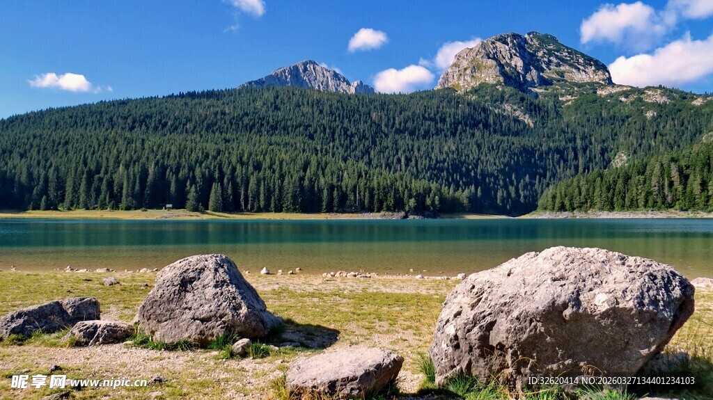 湖畔巨石与远处青山美景