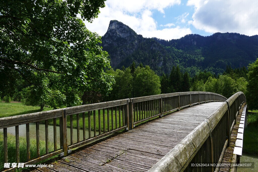 山间木桥风景