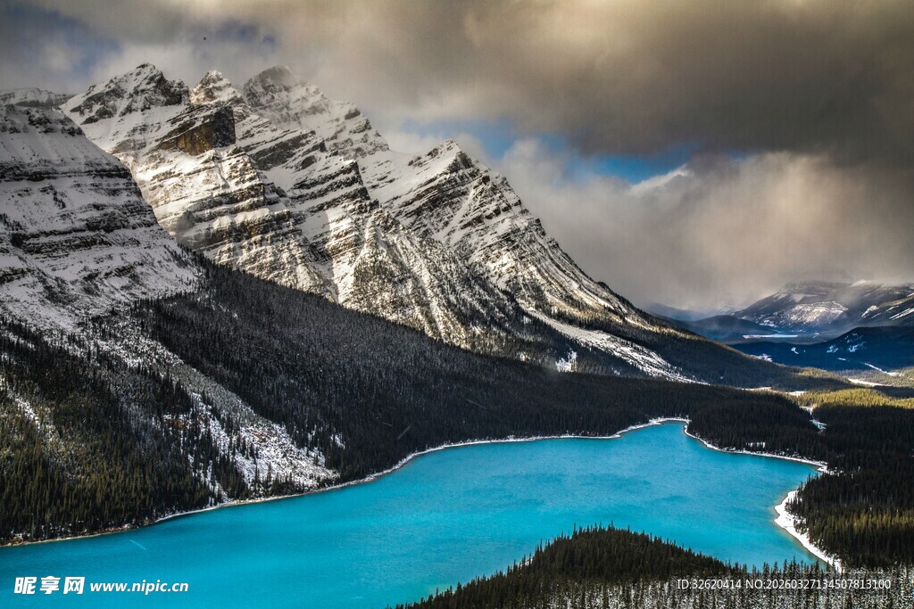壮丽雪山下的蓝湖美景