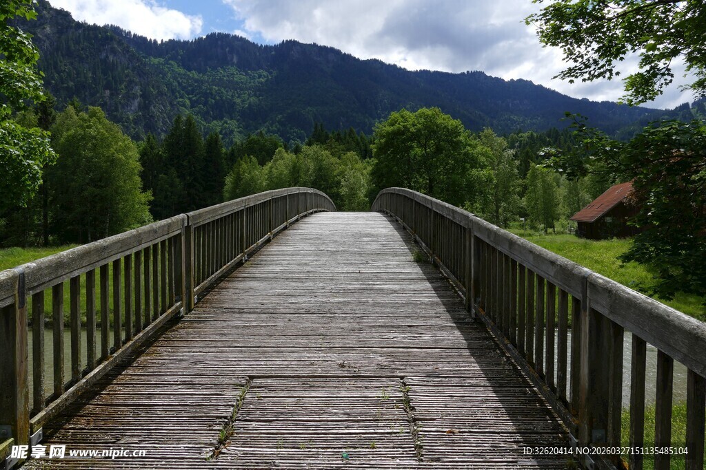 山间木桥通往绿野风光