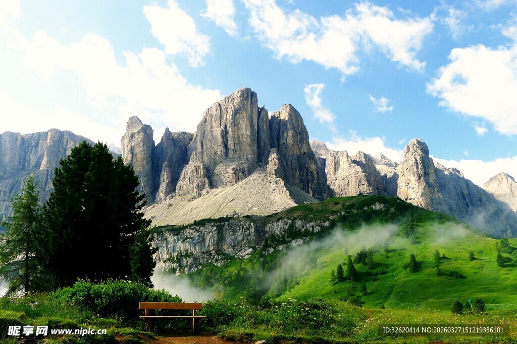 绿野与巍峨山峰