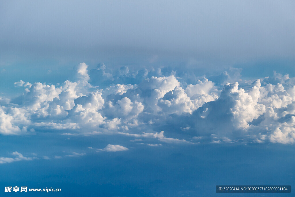 高空俯瞰壮丽云海景观