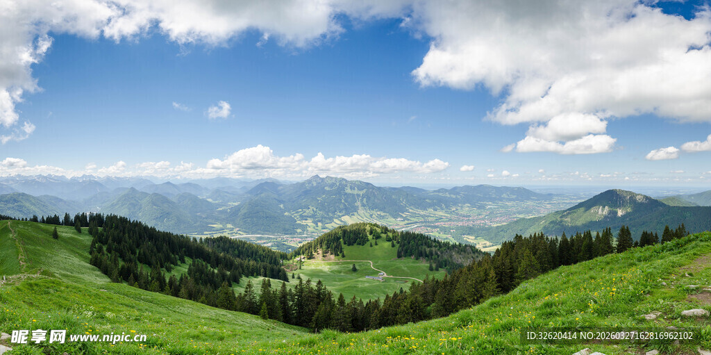 山间绿野蓝天美景