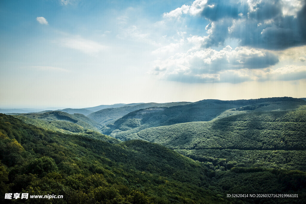 山峦叠翠的壮美自然风光