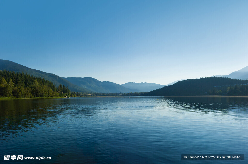 宁静湖畔的山水风光