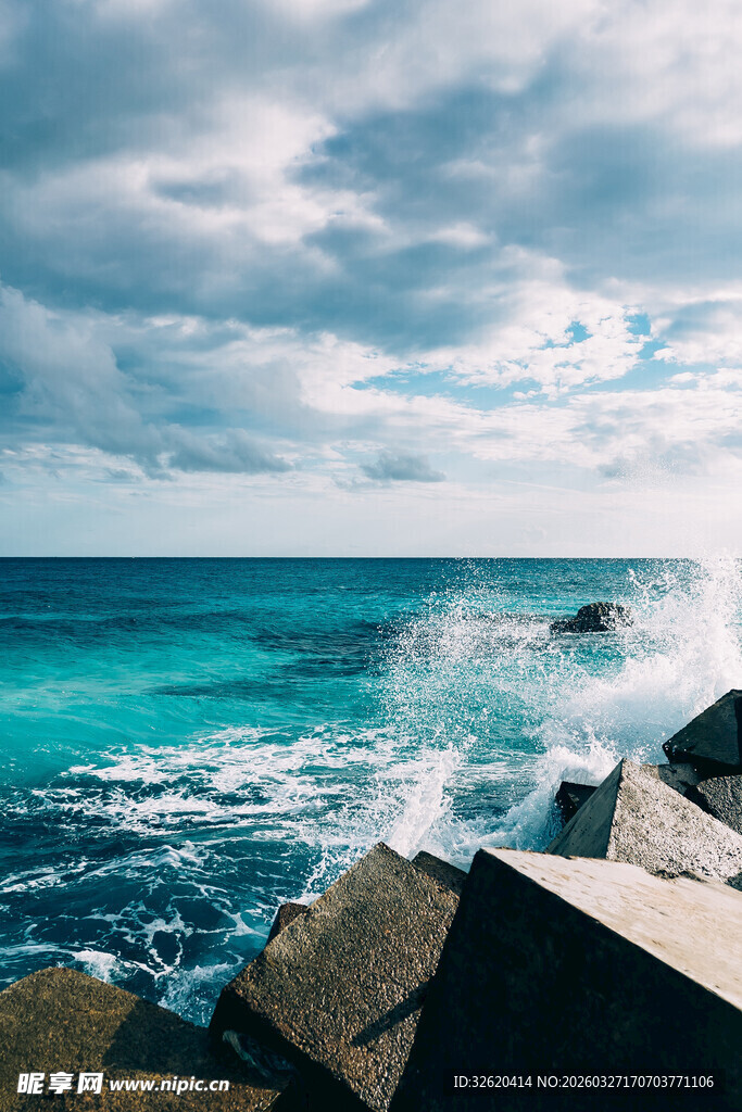 海边礁石与翻涌的蓝色海浪