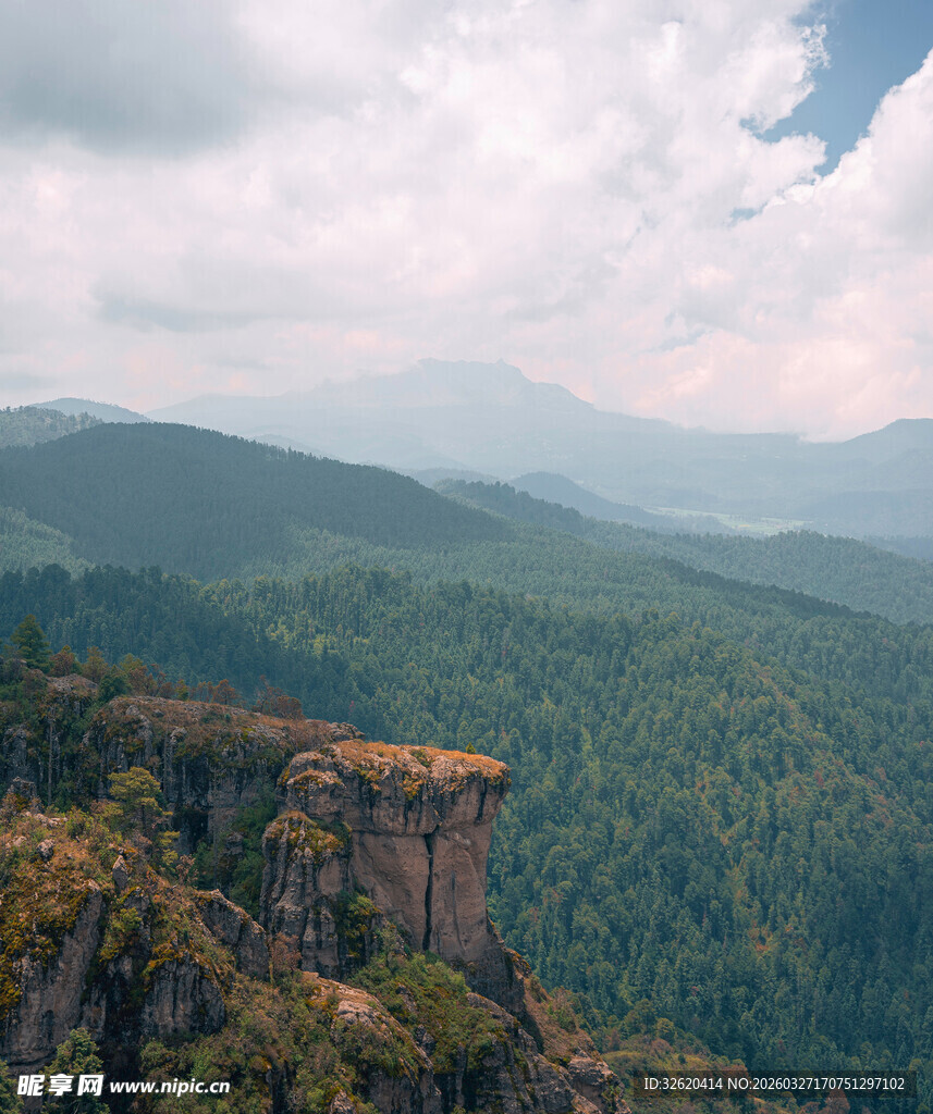 山巅远眺葱郁山林美景