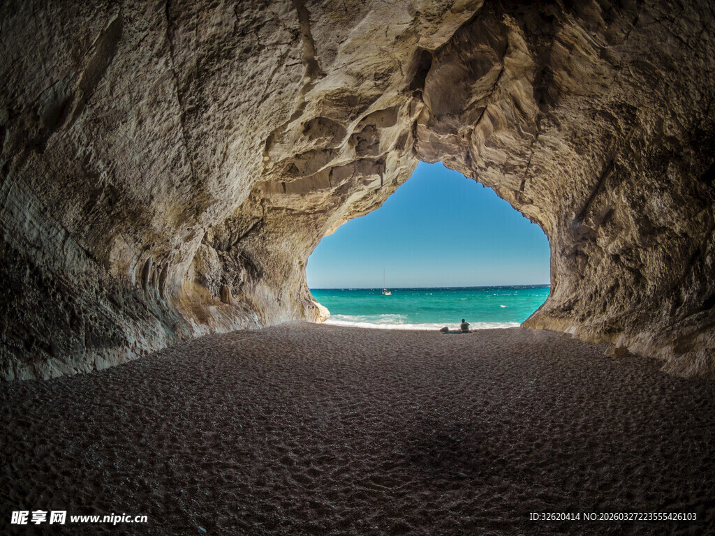 洞穴尽头的碧海蓝天