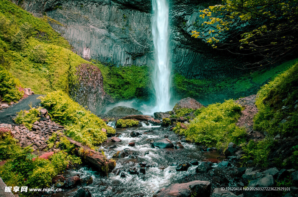 山间瀑布下的多彩自然景观