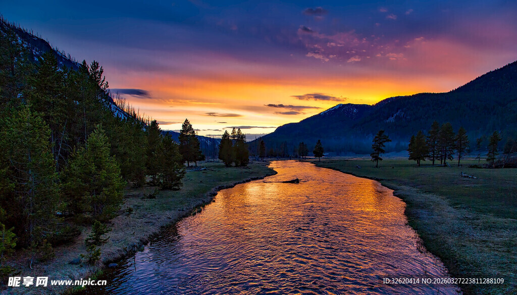 夕阳下的河畔美景