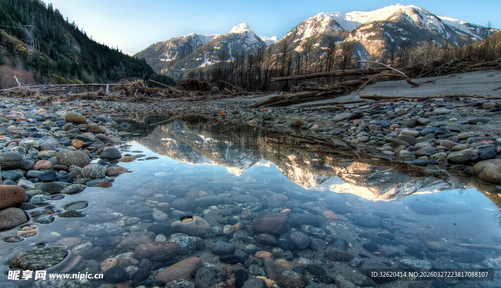 山间清潭映雪山美景