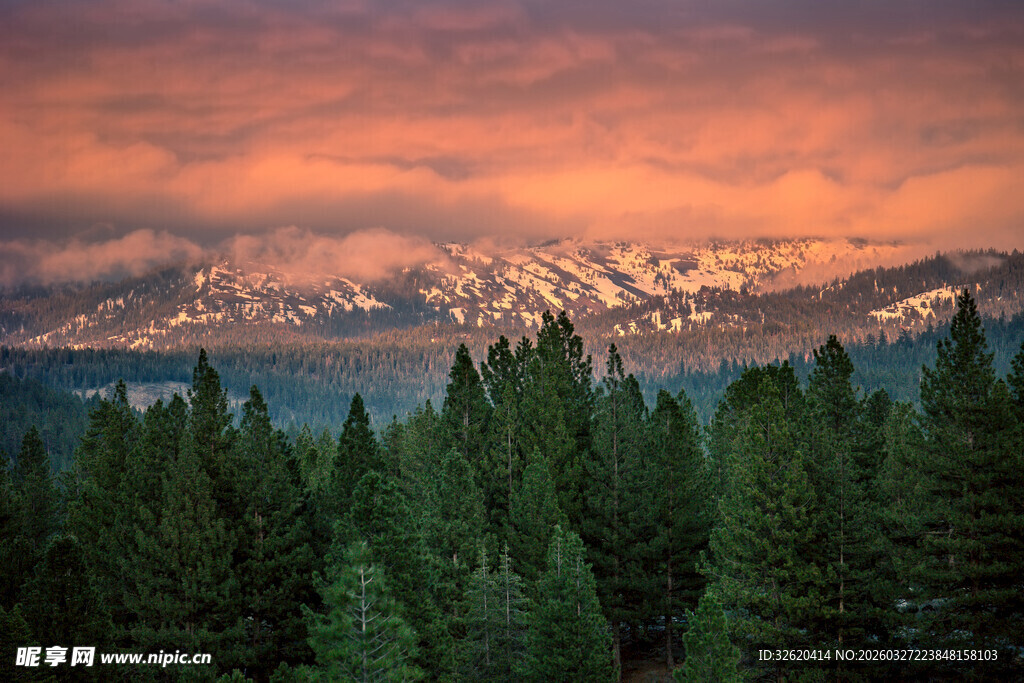 山林间的壮丽晚霞与雪山