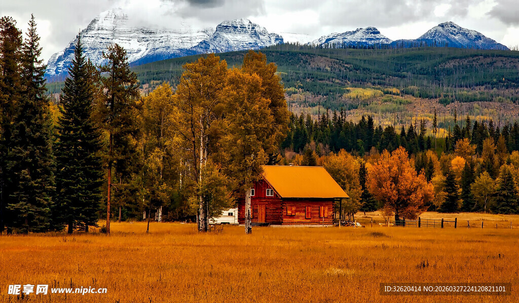 秋日山林中的温馨小屋