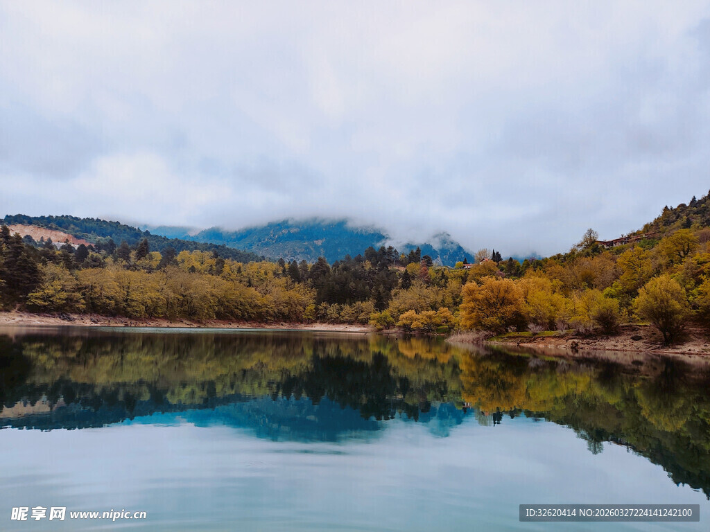 秋日静谧湖景倒映山林