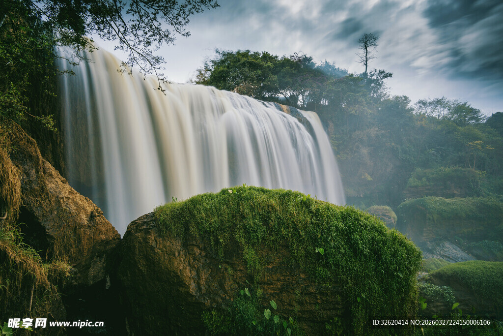 壮观瀑布下的葱郁景致