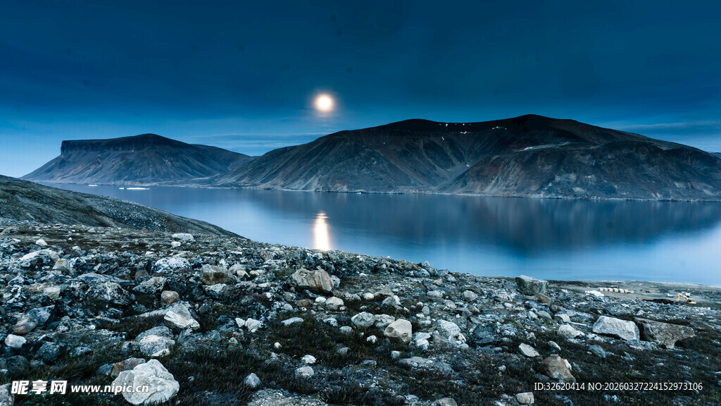 月夜下的静谧湖岸风光
