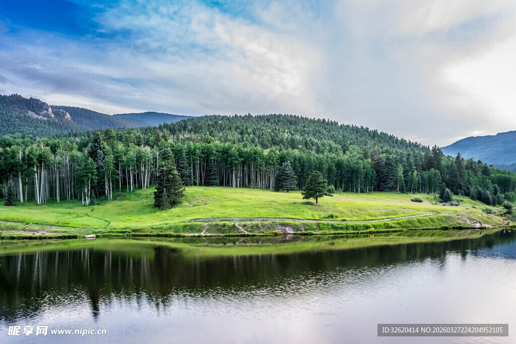 湖畔青山美景