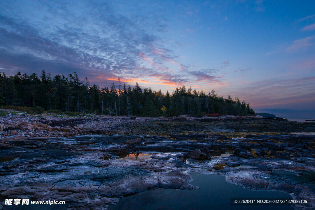 湖畔暮色中的自然美景