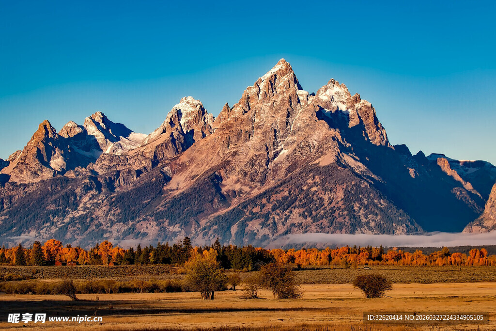 壮丽山峰与秋日原野景观
