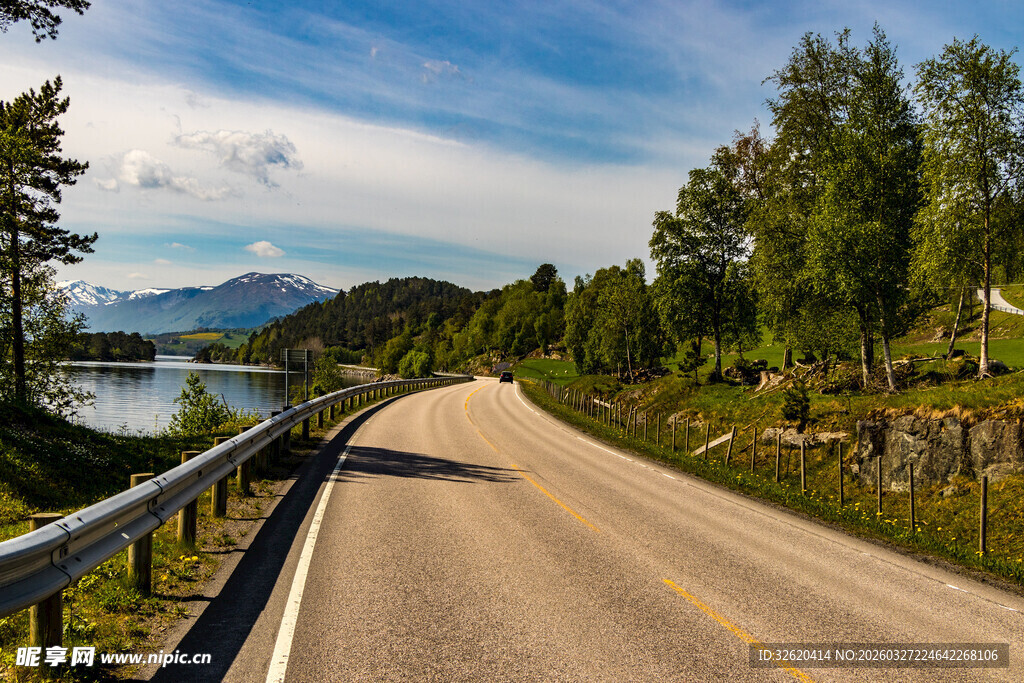 山间公路旁的秀丽风景