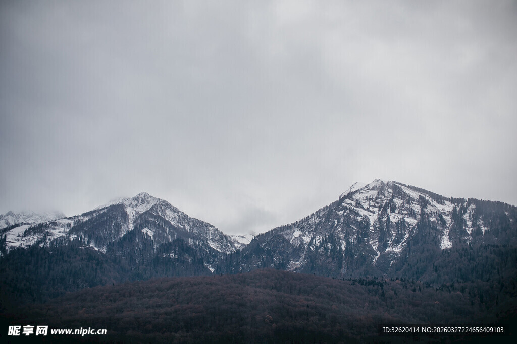 雪山远景