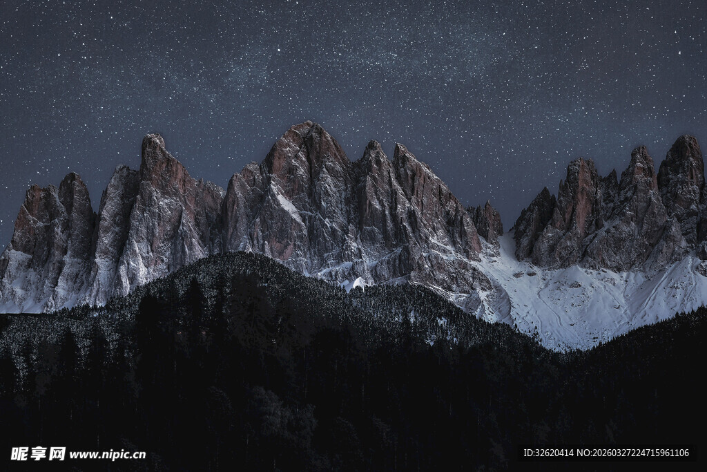 夜幕下的壮丽雪山景观