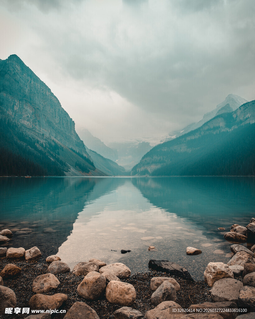 宁静山水间的湖畔景致