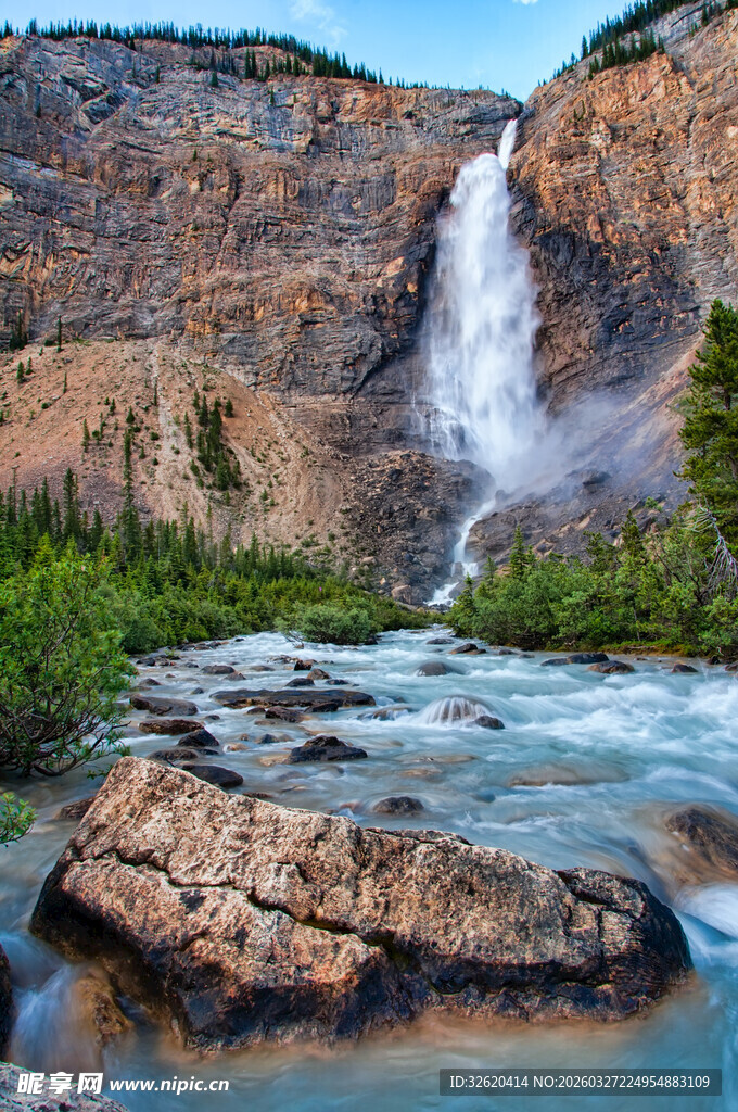 壮丽山间瀑布自然美景