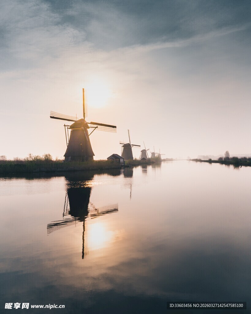 夕阳下的风车与静谧水面