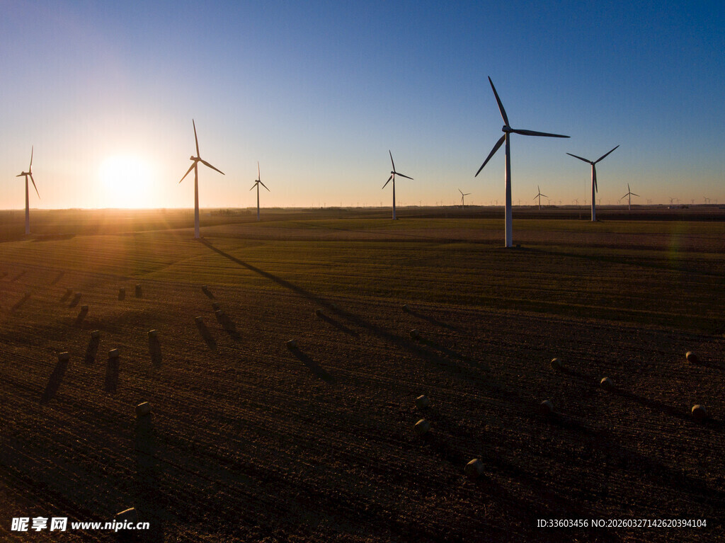 夕阳下的风力发电场