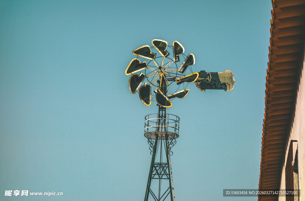 蓝天中的复古风车