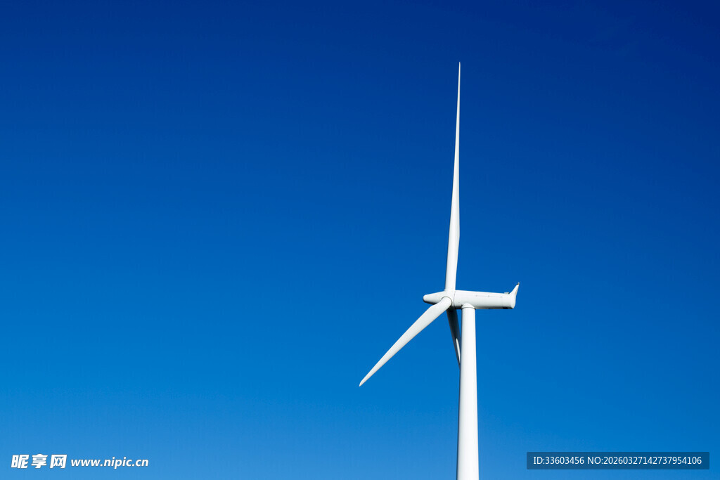 蓝天中的白色风力发电机