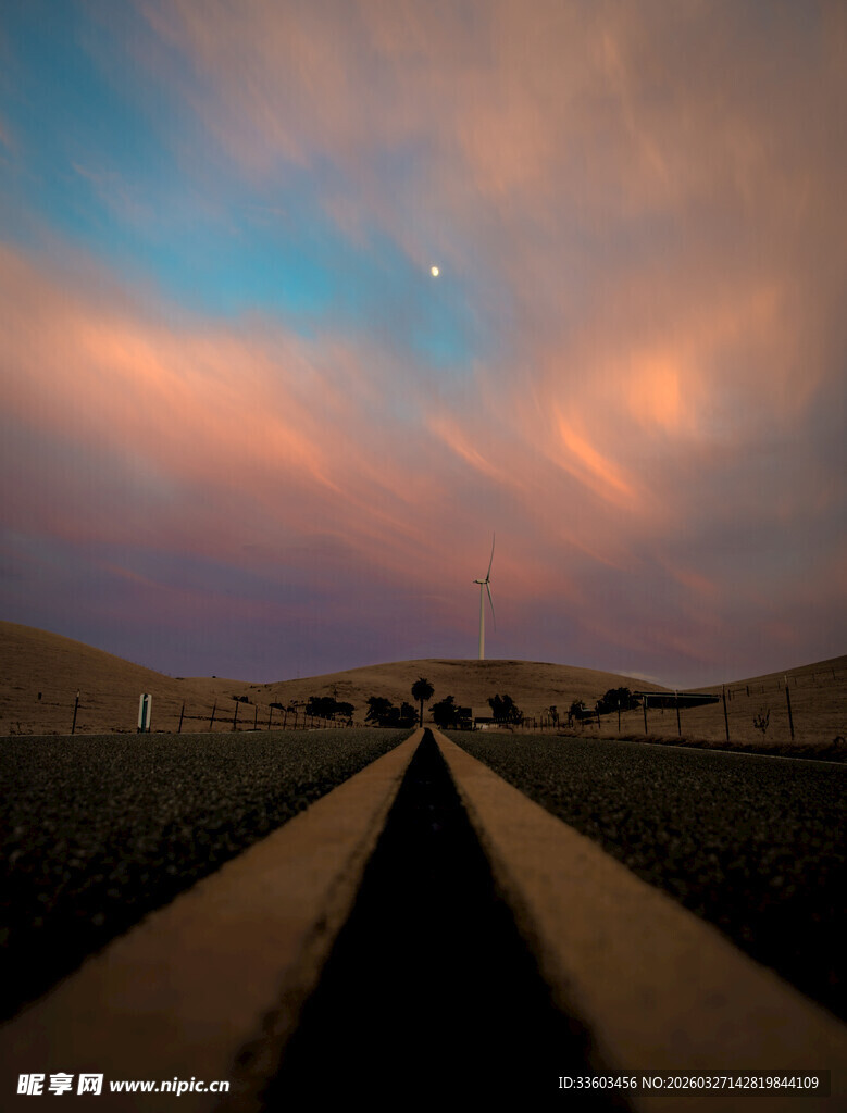 黄昏下的旷野道路美景