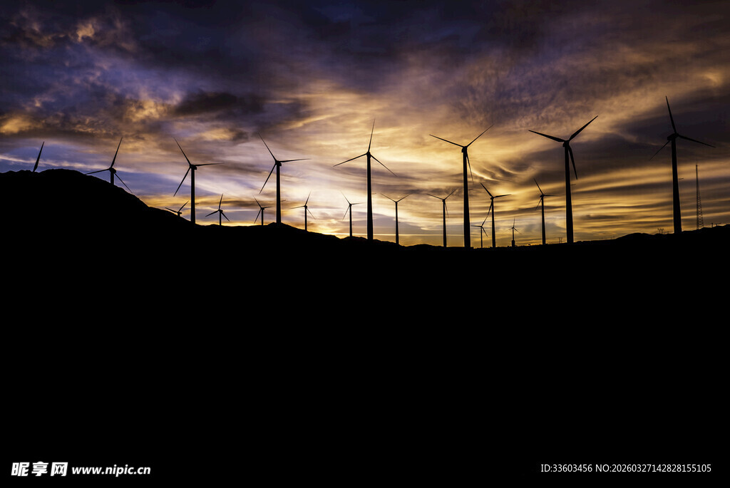 黄昏下的风力发电机组景观