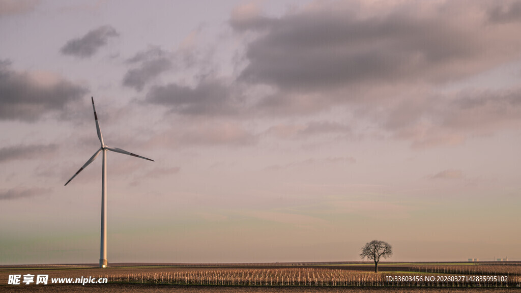 黄昏下的风力发电机