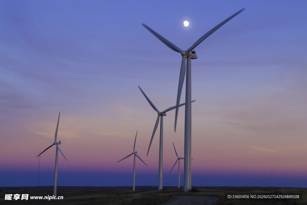 黄昏下的风力发电机组