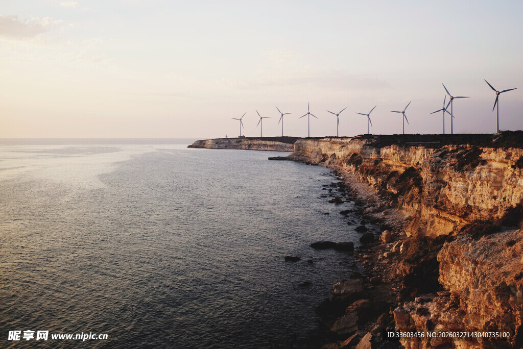 海边风力发电机组景观