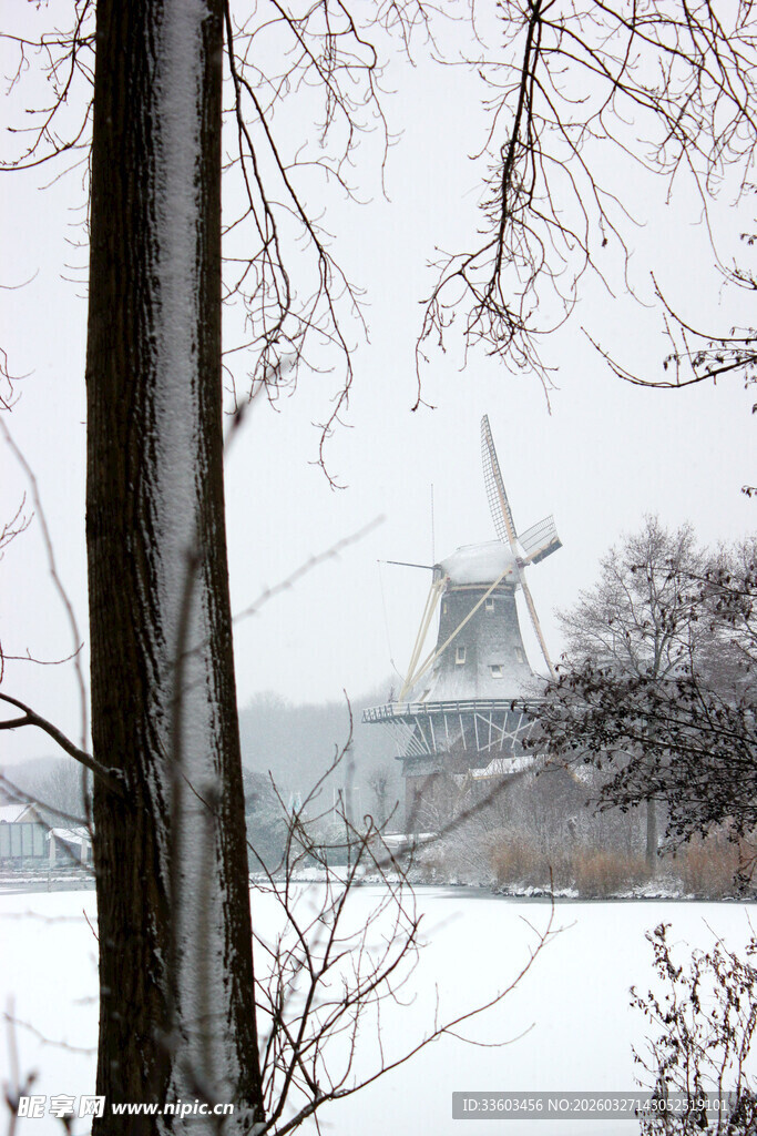 冬日雪景中的古老风车
