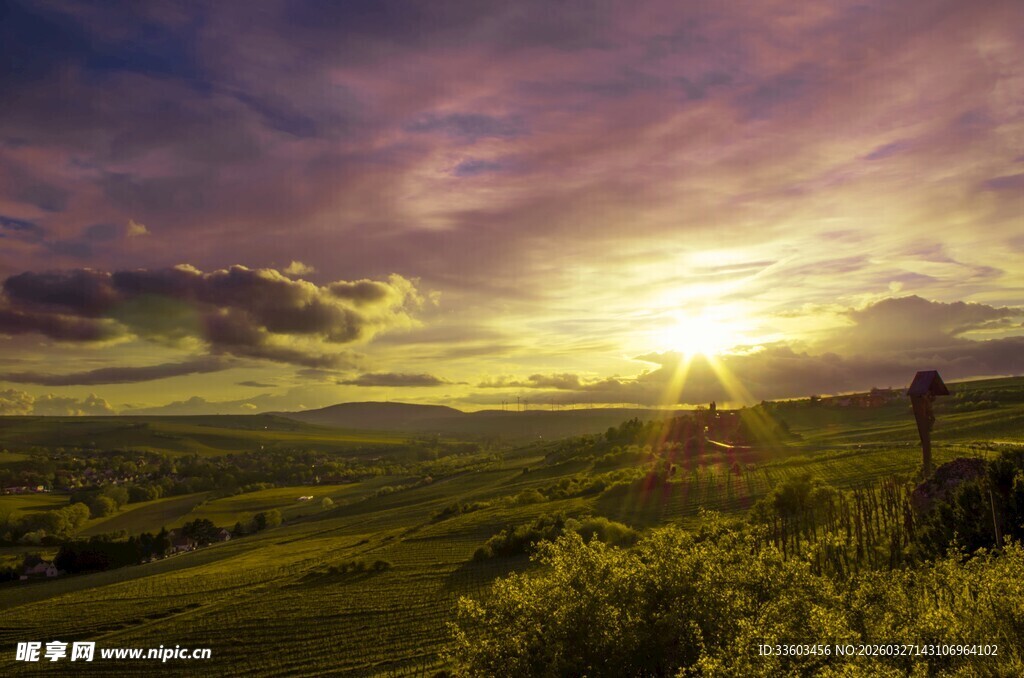 日落时分的美丽原野风光