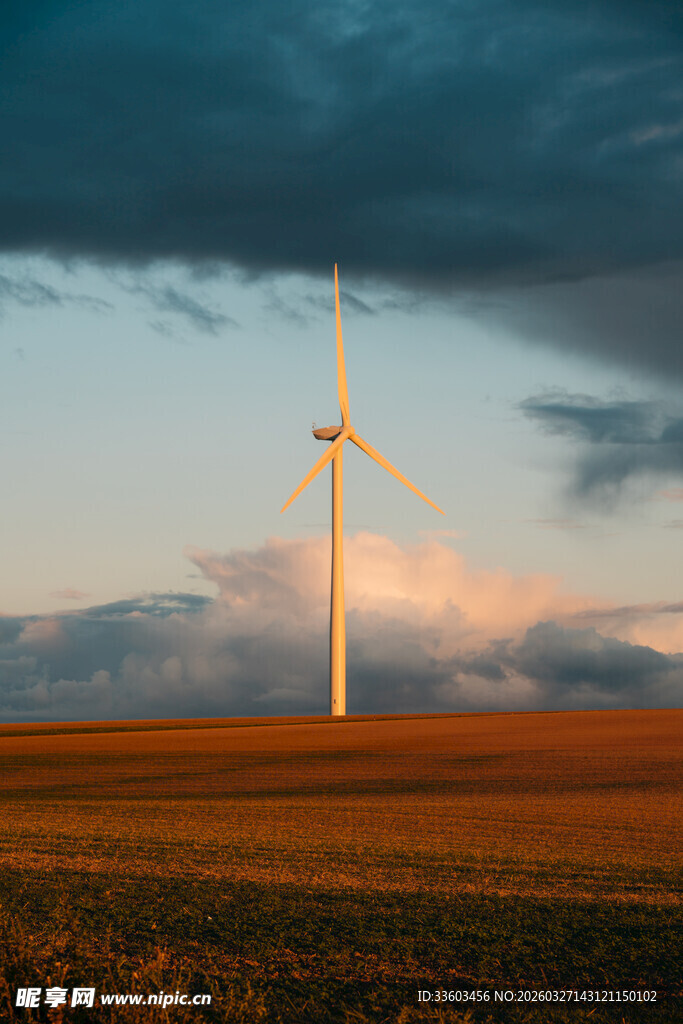 旷野上的风力发电机