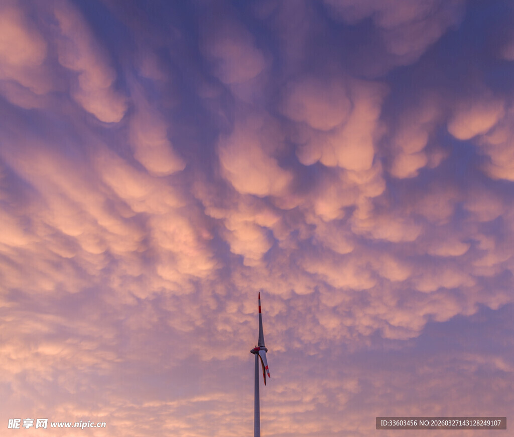 夕阳下的风车与壮丽云彩