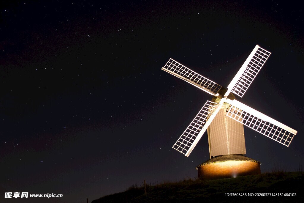 夜晚中的精致风车