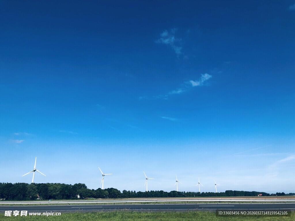 广阔蓝天与远处风车景观